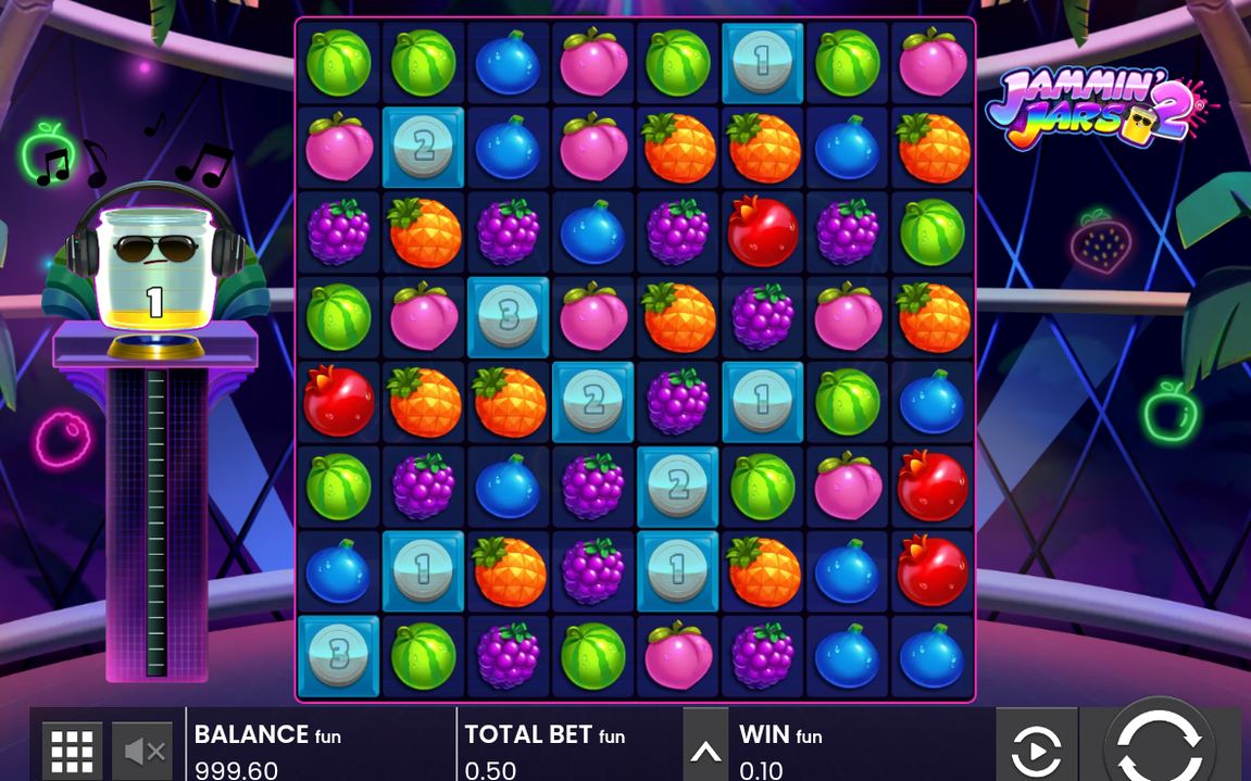 Vinstutfall med kluster av frukt på spelplanen